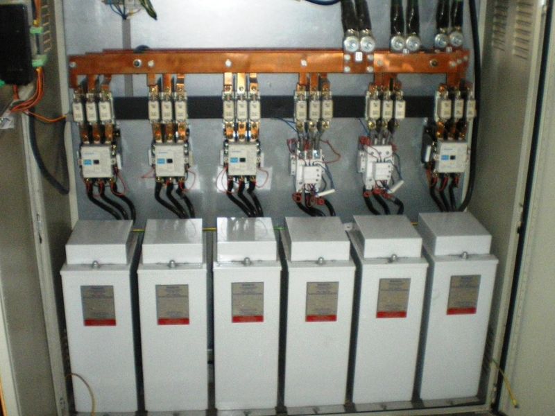 Banco de condensadores con contactores y fusibles en tablero