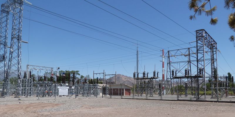 Patio de subestación de alta tensión con estructuras y barras